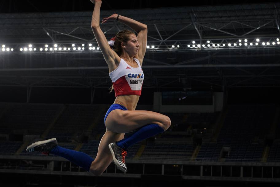 Il salto triplo dell&#39;atleta cilena Norka Moretic (Afp)